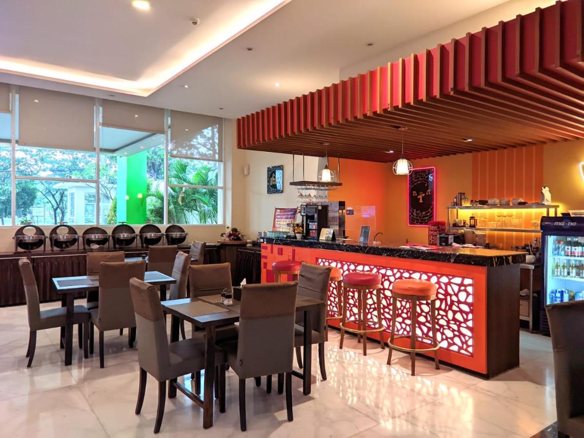 Front One Hotel Purwodadi Purwodadi  Exterior foto