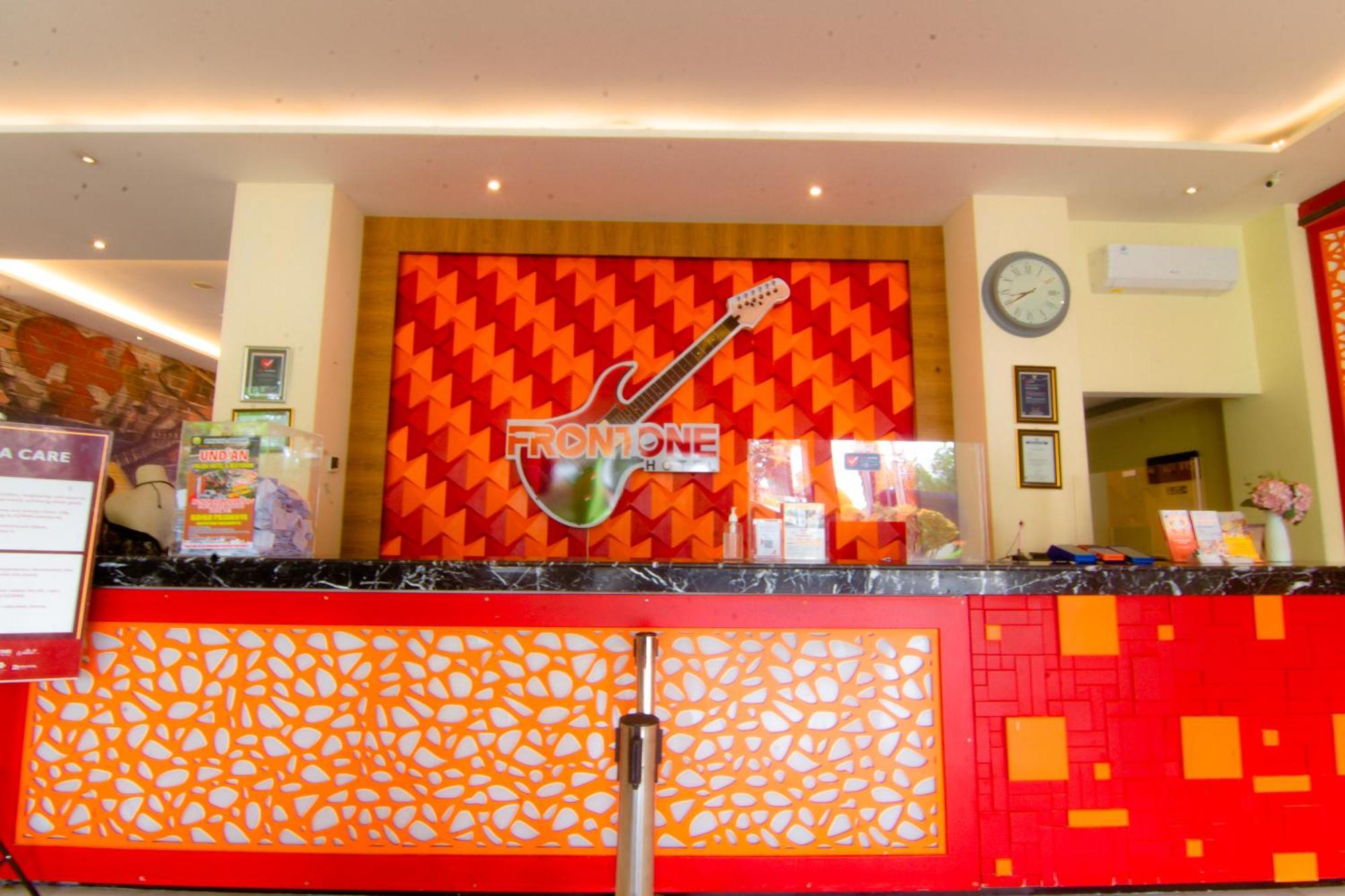 Front One Hotel Purwodadi Purwodadi  Exterior foto